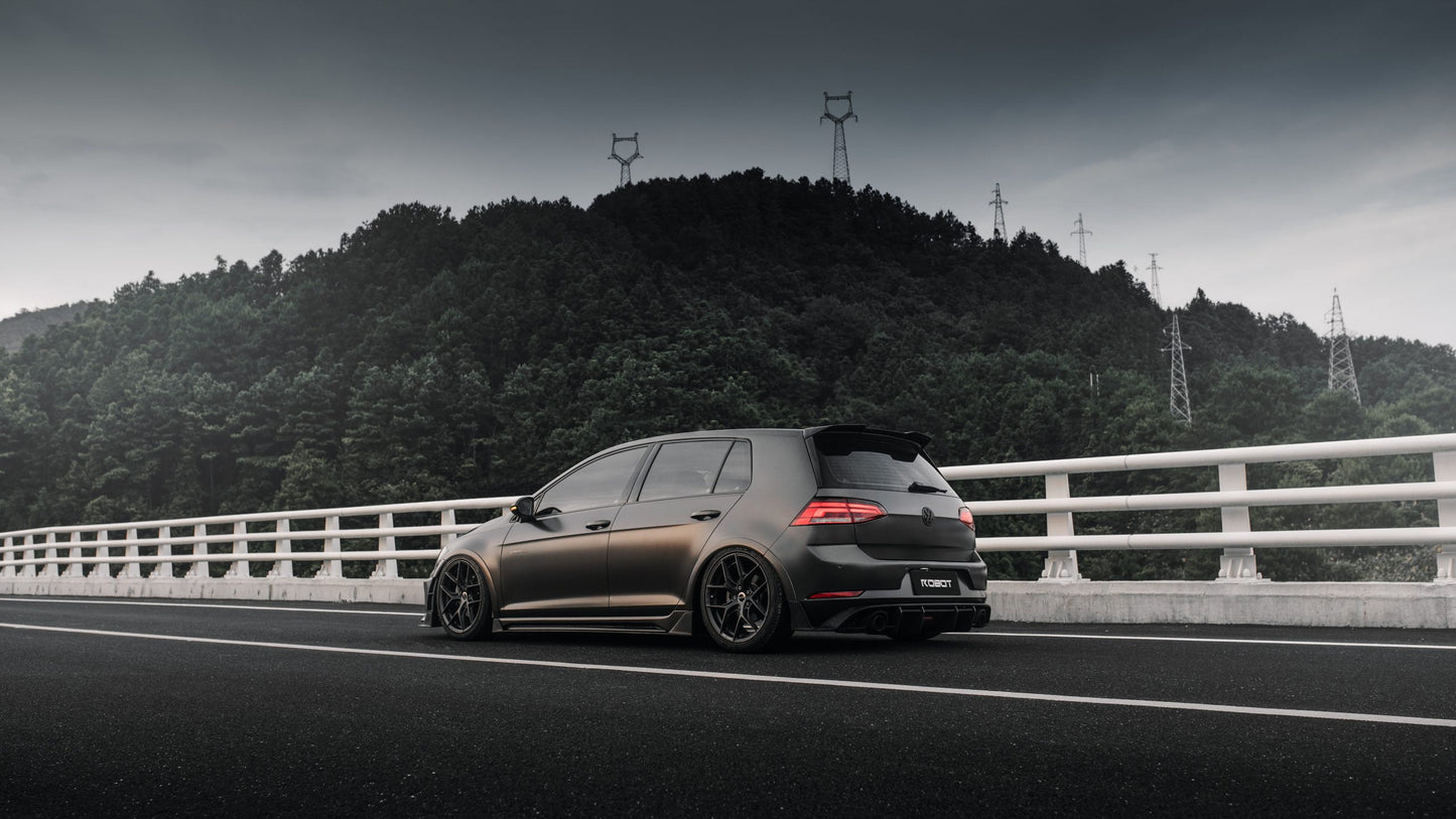 ROBOT - VOLKSWAGEN GOLF GTI / GOLF R  (MK7 / MK7.5) CARBON FIBRE SIDE SKIRTS