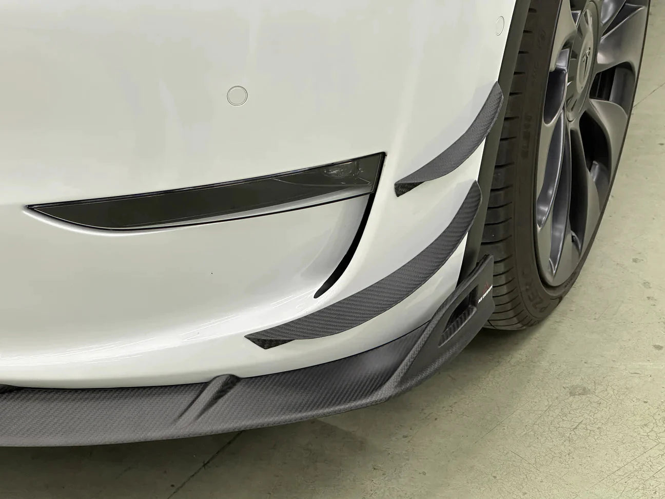 AERO CARBON - TESLA MODEL Y CARBON FIBRE FRONT BUMPER CANARDS - Aero Carbon UK