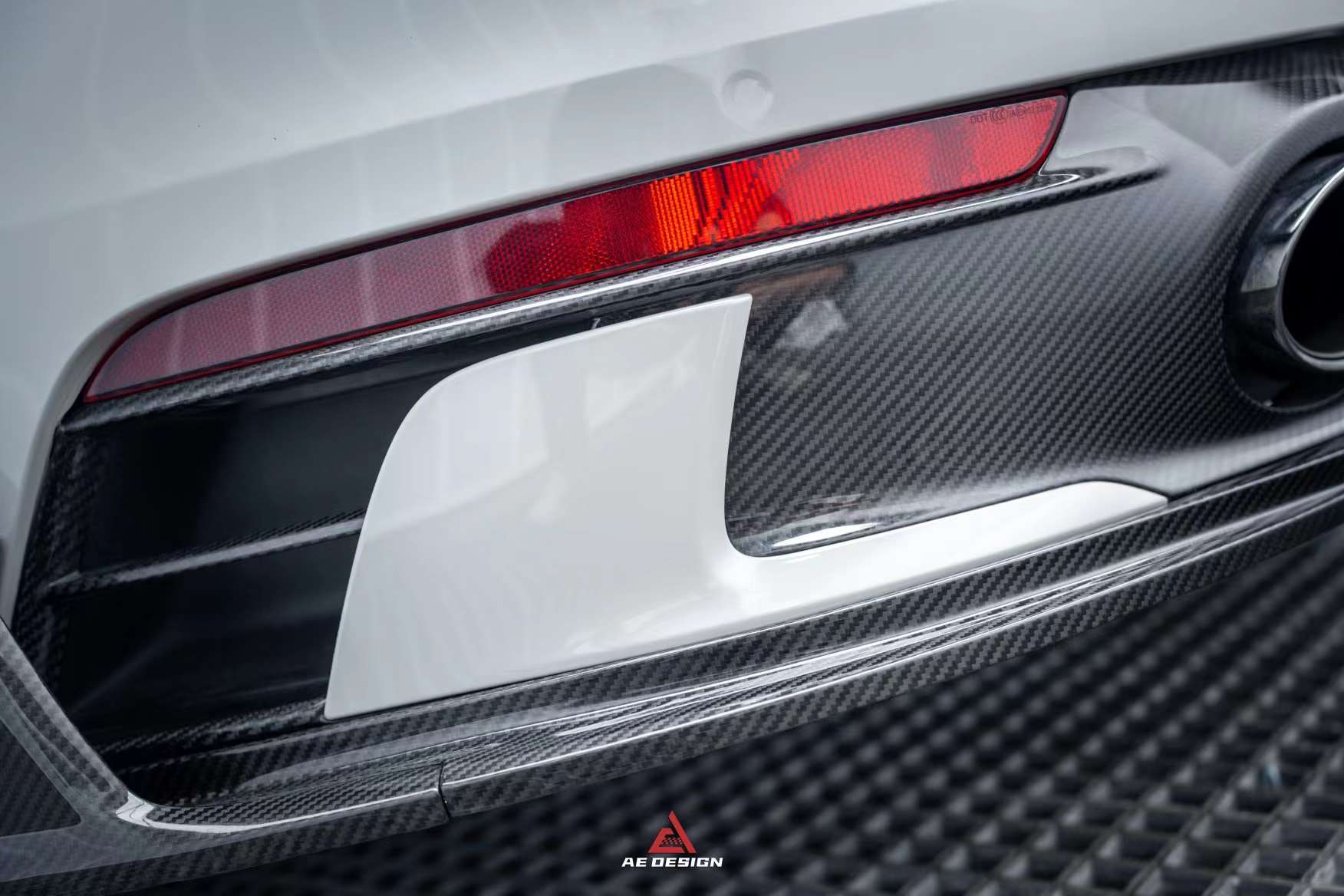 AERO DESIGN - PORSCHE CARRERA 911 992 DRY CARBON FIBRE LED REAR DIFFUSER - Aero Carbon UK