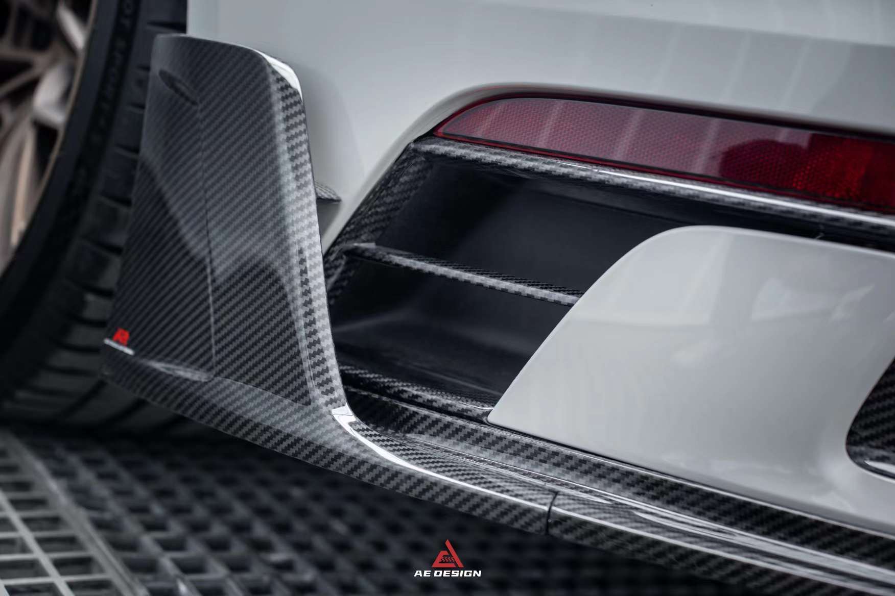 AERO DESIGN - PORSCHE CARRERA 911 992 DRY CARBON FIBRE LED REAR DIFFUSER - Aero Carbon UK