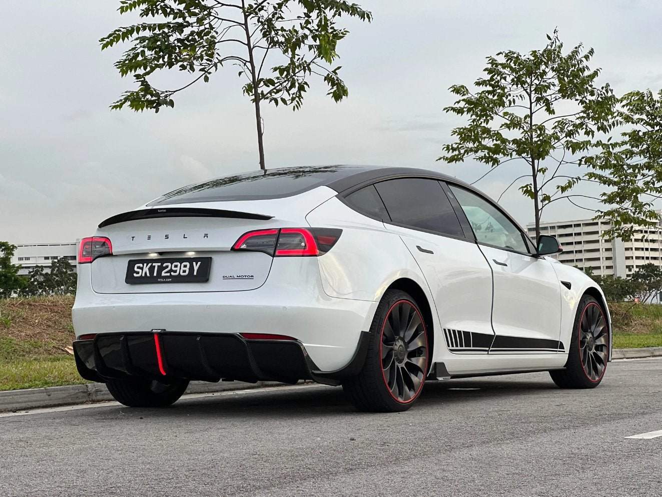 KARBEL - TESLA MODEL 3 DRY CARBON FIBRE LED REAR DIFFUSER - Aero Carbon UK